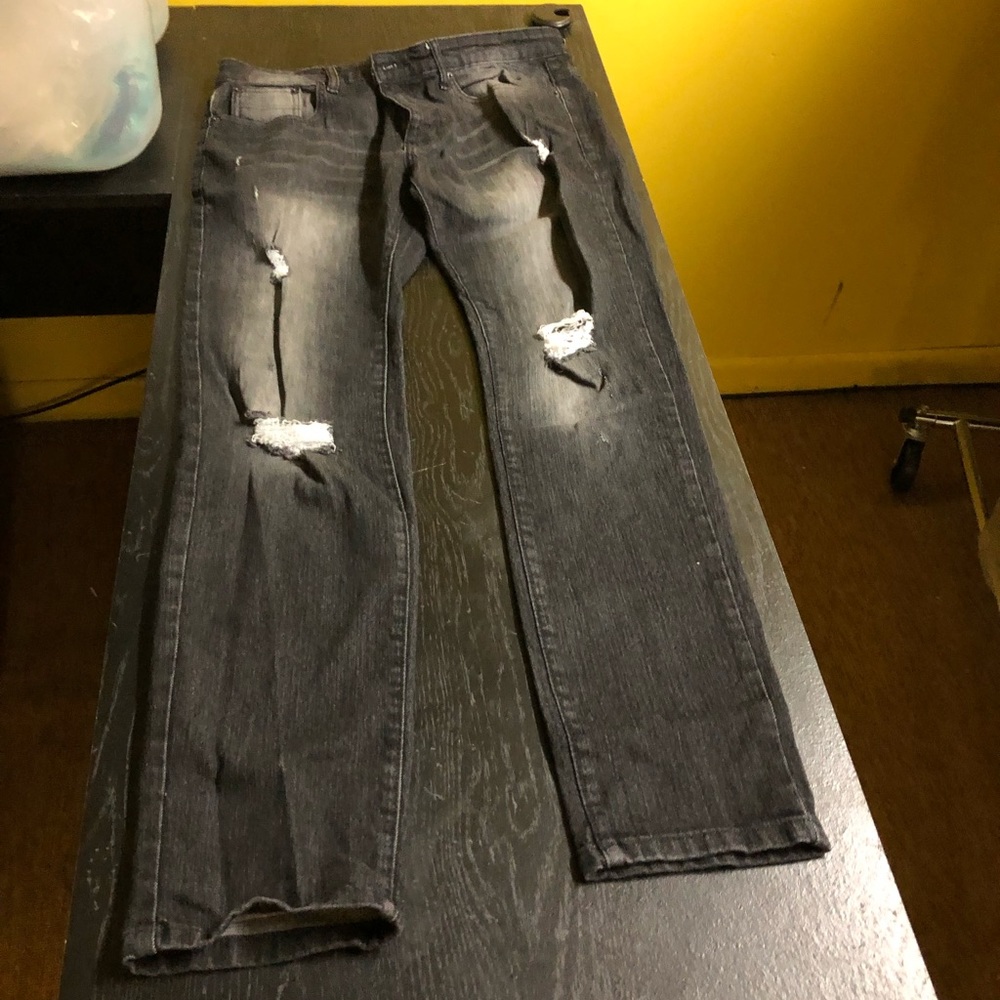 WT02 34/32 BLACK MEN STONEWASHED SHREDDED JEAN